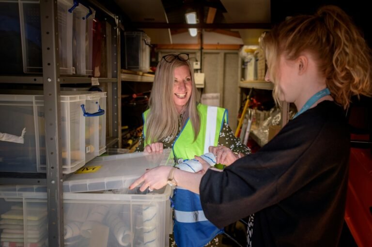 Collega controleert een orderlijst