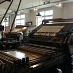 Detail van een drukmachine in de productiehal