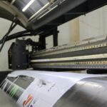 Snijmachine die bedrukte vellen op formaat brengt